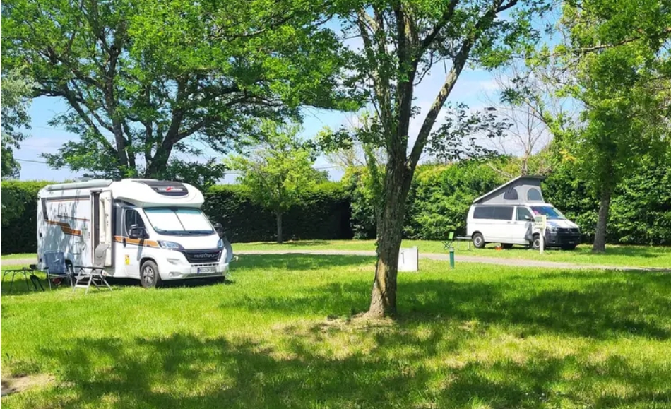 Emplacement de camping en Provence avec électricité (10A)